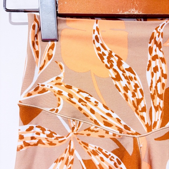 AERIE Beige bike shorts with leaf pattern - Picture 2 of 9